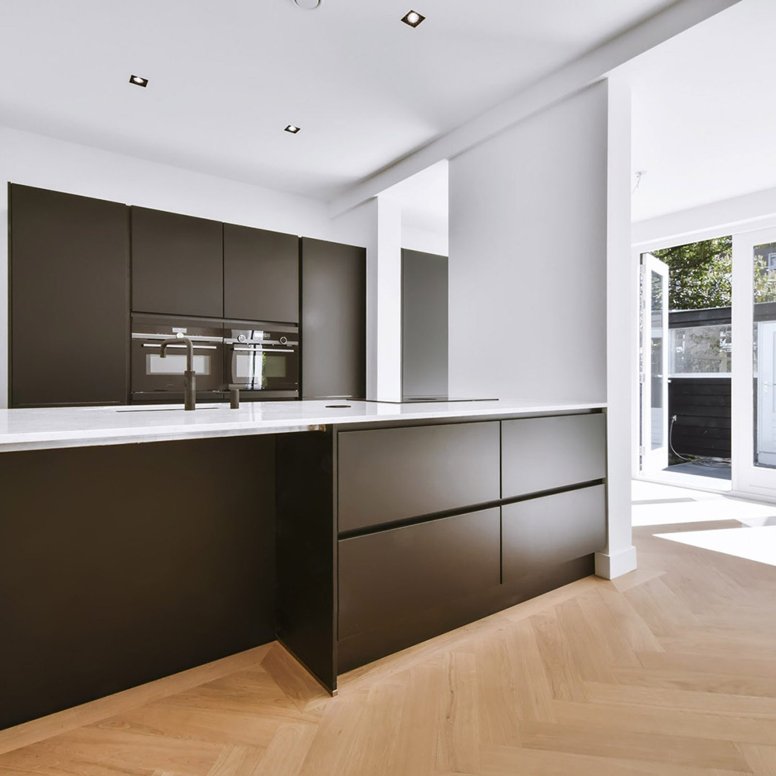 stylish-kitchen-in-daylight-with-a-black-kitchen-s-2022-03-03-00-14-44-utc.jpg